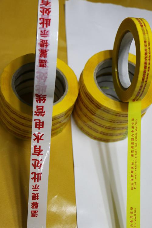 Ang Transparent Sealing Tape ay isang produktong tape na ginamit para sa sealing at packaging, kasama ang mga sumusunod na katangian